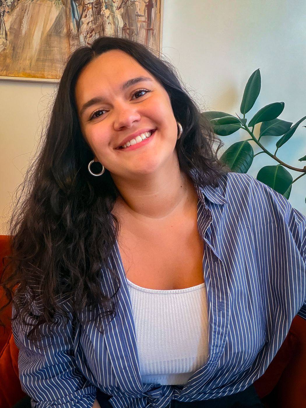 Portrait de Caroline, souriante, dans son intérieur