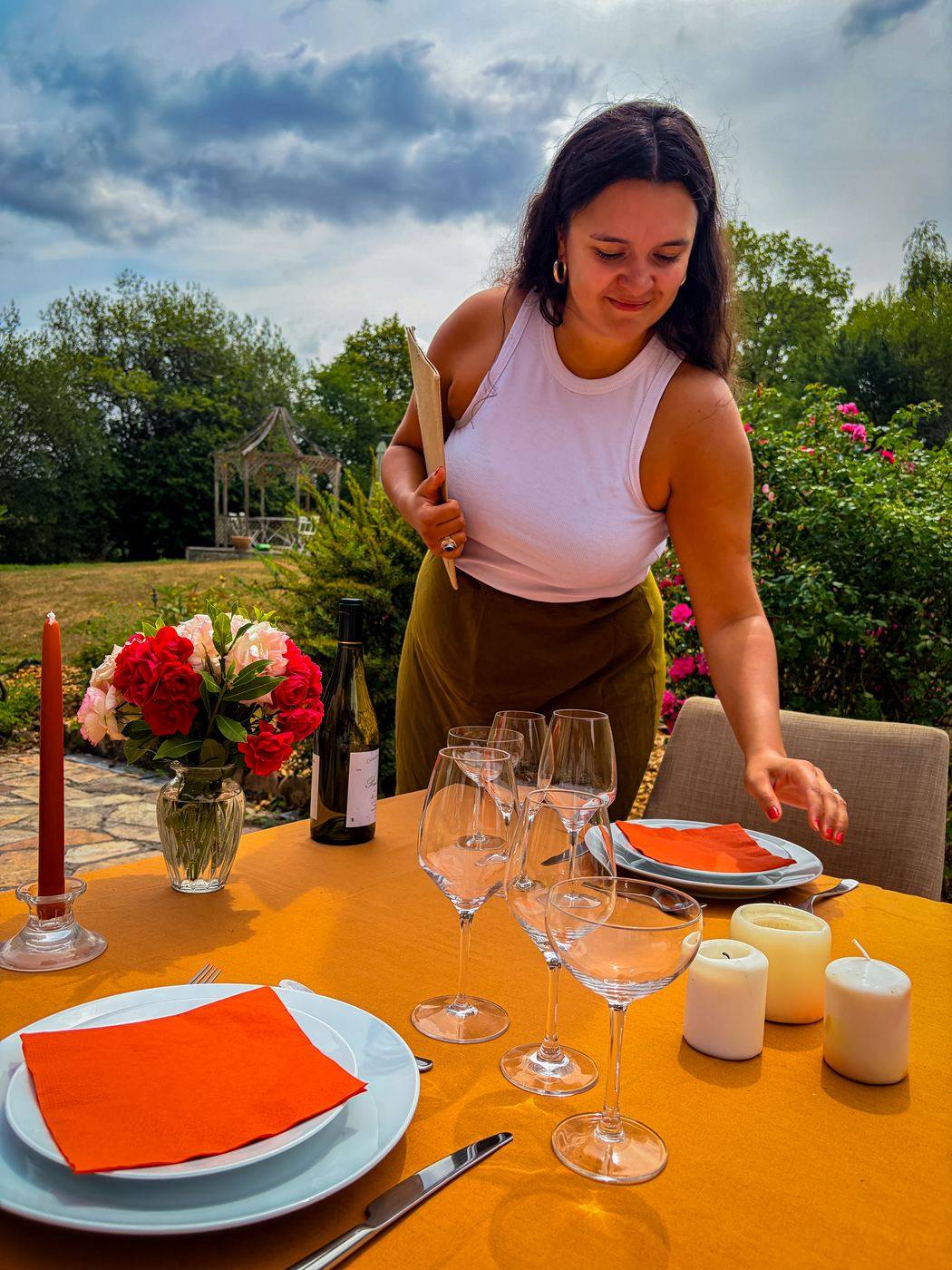 Caroline, carnet en main, vérifie la mise en place devant une table de mariage dressée
